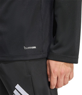 Detail einer schwarzen Jacke mit CLIMACOOL-Logo und Ärmel. Detail einer schwarzen Jacke mit CLIMACOOL-Logo und Ärmel.