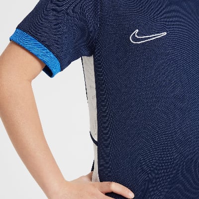 Detail eines Nike-T-Shirts mit Logo und blauem Ärmelbündchen. Detail eines Nike-T-Shirts mit Logo und blauem Ärmelbündchen.