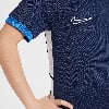 Detail eines Nike-T-Shirts mit Logo und blauem Ärmelbündchen.