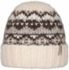 Eine cremefarbene Strickmütze mit Norwegermuster und Rippbund.