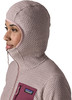 Frau in einem rosa Fleece-Pullover mit Kapuze und Patagonia-Logo.
