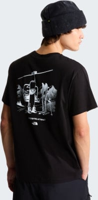 Schwarzes T-Shirt mit Aufdruck von Snowboard und Skiern an einem Skilift. Schwarzes T-Shirt mit Aufdruck von Snowboard und Skiern an einem Skilift.