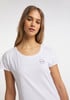 Junges Mädchen in weißem T-Shirt mit Logo auf der Brust, Nahaufnahme.