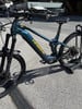 Ein blau-grünes Haibike Mountain E-Bike mit Federung auf einem Ständer.