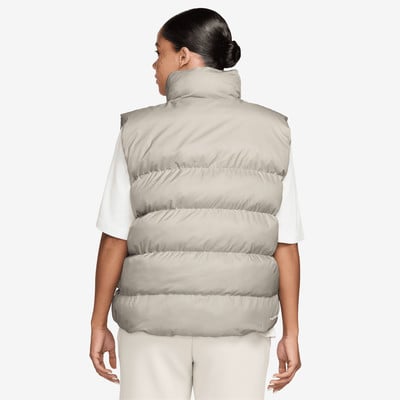 Damen-Steppweste in Beige mit Stehkragen auf weißem Hintergrund. Damen-Steppweste in Beige mit Stehkragen auf weißem Hintergrund.