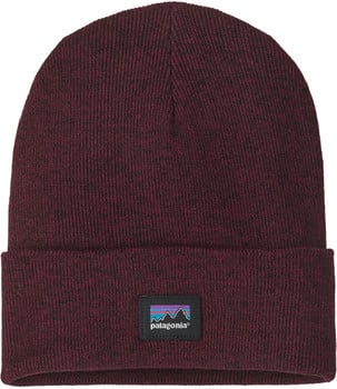 Eine dunkelrote Patagonia-Strickmütze mit einem Berglogo und dem Patagonia-Schriftzug.