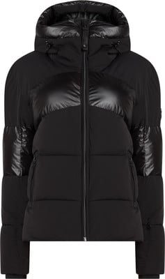 Schwarze Daunenjacke mit glänzenden Einsätzen und Kapuze. Schwarze Daunenjacke mit glänzenden Einsätzen und Kapuze.