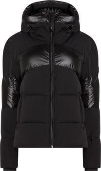 Schwarze Daunenjacke mit glänzenden Einsätzen und Kapuze.