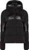 Schwarze Daunenjacke mit glänzenden Einsätzen und Kapuze.
