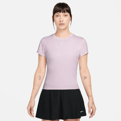 Damen-Tennisshirt von Nike in Lavendelfarbe mit kurzen Ärmeln. Damen-Tennisshirt von Nike in Lavendelfarbe mit kurzen Ärmeln.