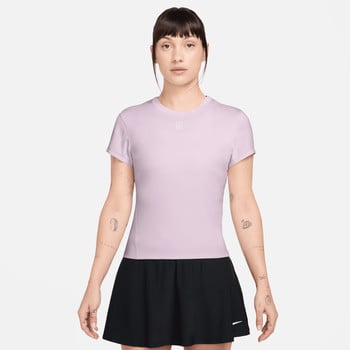 Damen-Tennisshirt von Nike in Lavendelfarbe mit kurzen Ärmeln.