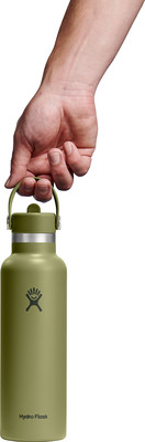 Eine Männerhand hält eine grüne Hydro Flask Flasche am Griff. Eine Männerhand hält eine grüne Hydro Flask Flasche am Griff.