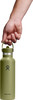 Eine Männerhand hält eine grüne Hydro Flask Flasche am Griff.