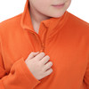 Ein Kind schließt einen orangefarbenen Fleece-Pullover am Kragen.