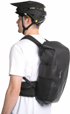 Ein Mann mit Helm und weißem T-Shirt trägt einen schwarzen Rucksack. Ein Mann mit Helm und weißem T-Shirt trägt einen schwarzen Rucksack.