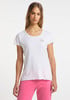 Ein Mädchen in einem weißen T-Shirt mit Rundhalsausschnitt und pinker Jogginghose.