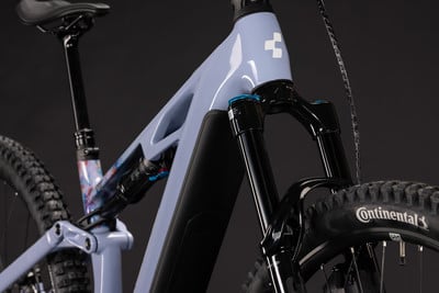 Detailaufnahme des Vorderteils eines E-Bikes mit Dämpfer und Continental-Reifen. Detailaufnahme des Vorderteils eines E-Bikes mit Dämpfer und Continental-Reifen.