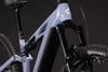 Detailaufnahme des Vorderteils eines E-Bikes mit Dämpfer und Continental-Reifen.
