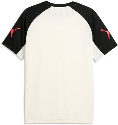 Weißes T-Shirt mit schwarzen Ärmeln und orangefarbenem Puma-Logo.