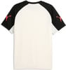 Weißes T-Shirt mit schwarzen Ärmeln und orangefarbenem Puma-Logo.