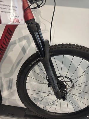 Rotes Mountainbike mit Federung und Scheibenbremse, Preis 1100,00. Rotes Mountainbike mit Federung und Scheibenbremse, Preis 1100,00.