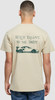 Auf einem beige T-Shirt ist eine grüne Schrift und ein Sportwagen abgebildet.