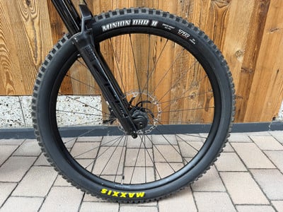 Vorderreifen eines Mountainbikes mit Maxxis Minion DHD II auf Holzuntergrund. Vorderreifen eines Mountainbikes mit Maxxis Minion DHD II auf Holzuntergrund.