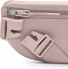 Detail einer rosa Nike Bauchtasche mit Reißverschluss und Kunststoffschnallen.