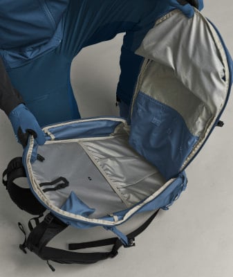 Ein offener blauer Rucksack mit Innentaschen und Gurten. Ein offener blauer Rucksack mit Innentaschen und Gurten.
