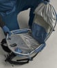 Ein offener blauer Rucksack mit Innentaschen und Gurten.