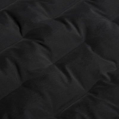 Schwarzer Steppstoff mit matter Oberfläche und leichtem Glanz. Schwarzer Steppstoff mit matter Oberfläche und leichtem Glanz.