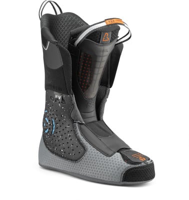 Ein Skischuh mit schwarzen und grauen Elementen und orangefarbenen Details. Ein Skischuh mit schwarzen und grauen Elementen und orangefarbenen Details.