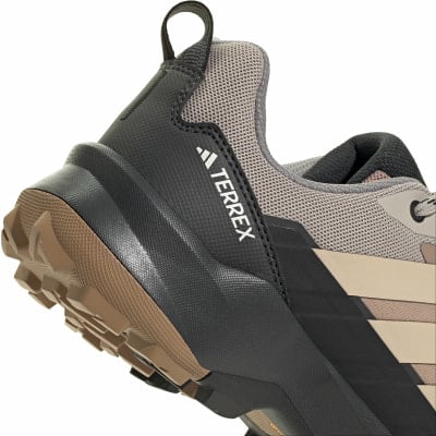 Nahaufnahme eines Herren-Outdoor-Schuhs von Adidas Terrex mit Logo und Sohle. Nahaufnahme eines Herren-Outdoor-Schuhs von Adidas Terrex mit Logo und Sohle.