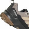 Nahaufnahme eines Herren-Outdoor-Schuhs von Adidas Terrex mit Logo und Sohle.