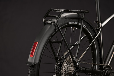 Schwarzer Fahrradschutzblech und Gepäckträger mit rotem Reflektor. Schwarzer Fahrradschutzblech und Gepäckträger mit rotem Reflektor.