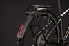 Schwarzer Fahrradschutzblech und Gepäckträger mit rotem Reflektor.