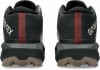 Rückansicht von schwarzen Laufschuhen mit rotem Streifen und GORE-TEX-Schriftzug.