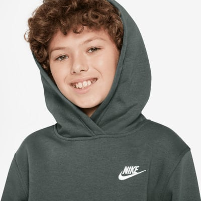 Junge in dunkelgrauer Kapuzenpullover mit Nike-Logo. Junge in dunkelgrauer Kapuzenpullover mit Nike-Logo.