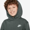 Junge in dunkelgrauer Kapuzenpullover mit Nike-Logo.
