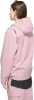 Mädchen in einer rosa Kapuzenjacke und schwarzen Hosen mit Taschen.