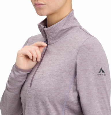 Damen-Pullover in Lila mit kurzem Reißverschluss und McKinley-Logo auf dem Ärmel. Damen-Pullover in Lila mit kurzem Reißverschluss und McKinley-Logo auf dem Ärmel.