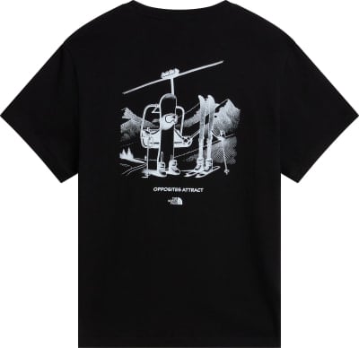 Schwarzes T-Shirt mit Aufdruck von Skifahrer und Snowboarder am Lift. Schwarzes T-Shirt mit Aufdruck von Skifahrer und Snowboarder am Lift.