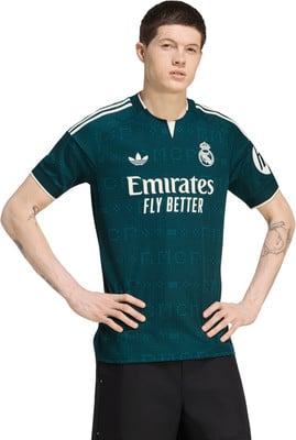 Ein Mann in einem dunkelgrünen Fußballtrikot mit Adidas- und Emirates-Logo. Ein Mann in einem dunkelgrünen Fußballtrikot mit Adidas- und Emirates-Logo.