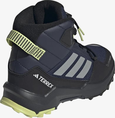 Tmavě modrá turistická obuv Adidas Terrex s reflexními pruhy a žlutým poutkem. Tmavě modrá turistická obuv Adidas Terrex s reflexními pruhy a žlutým poutkem.