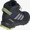 Tmavě modrá turistická obuv Adidas Terrex s reflexními pruhy a žlutým poutkem.