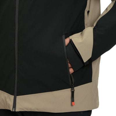 Jackendetail mit Reißverschlusstasche, Hände darin. Jackendetail mit Reißverschlusstasche, Hände darin.