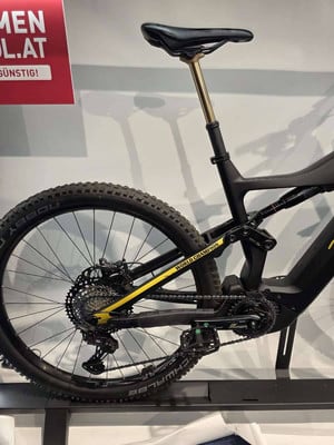 Hinterteil eines schwarzen E-Bikes mit gelben Details und Aufschrift World Champion. Hinterteil eines schwarzen E-Bikes mit gelben Details und Aufschrift World Champion.
