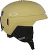 Ein beiger Oakley MOD 3 Skihelm mit schwarzen Ohrpolstern und verstellbaren Riemen.