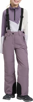 Mädchen in Skihose und Jacke mit Schriftzug auf dem Ärmel. Mädchen in Skihose und Jacke mit Schriftzug auf dem Ärmel.