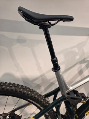 Teil eines Mountainbikes mit verstellbarer Sattelstütze und Dämpfer. Teil eines Mountainbikes mit verstellbarer Sattelstütze und Dämpfer.